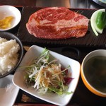 Yakiniku Kura - 俺はワイルドロース定食
                        
                        でかいロース肉！！！
                        
                        値段は勿論白飯おかわり付いて￥880！！！
                        
                        身の丈にあってます。
                        
                        
                        