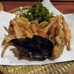 森の賢者 - 島らっきょうとアーサーの天ぷら 半玉ヒバーチの葉も♡