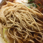 中華蕎麦 あお木 - 「しょうゆらーめん」（800円）の麺アップ