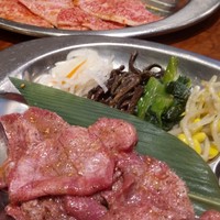 焼肉 スタミナ苑 - ランチ　タン切り落とし　900円　ライス、スープ、ナムル、キムチ付