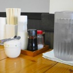 洋食のくんた - 卓上には大きなお冷のピッチャーが