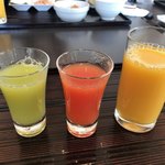 四季旬創 潮音 - 左からキャベツジュース・トマトジュース・オレンジジュース
