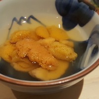 すし岩瀬 - 4)肴:蝦夷馬糞雲丹(北海道羅臼産)、昆布出汁