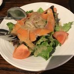 神戸牛ステーキ&ワイン 肉バル 肉王 - スモークサーモンサラダ