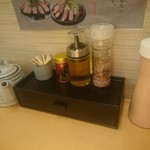 きんとん 神戸店 - ソース、七味、オリーブオイル、岩塩、キャベツ用ドレッシング