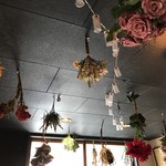 スコーイ フラワーアンドコーヒー - 天井が素晴らしくお洒落！さすがお花屋さんのセンスですね♪（２０１８．１．２９）