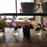 スコーイ フラワーアンドコーヒー - 可愛らしい一輪挿しの花たちが並んでいます（２０１８．１．２９）