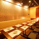 Koshitsu Washoku Hotaru - テーブル席の個室は、横並びで一体感のあるレイアウト。