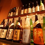 Koshitsu Washoku Hotaru - ずらりと棚に並んだお酒は、ラベルで選ぶのも楽しい♪