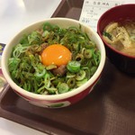 すき家 - 青ネギ牛丼の上に分離した黄身をのっける