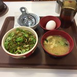 すき家 - ねぎ玉牛丼ミニ420円+味噌汁80円、デフォはこの状態で届く