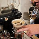 鳥仙珈琲　コーヒー淹れる