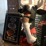 STEAK × WINE 肉バル LIMIT DISH - 店舗前で出迎える牛さん