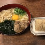 うどんの小麦冶 - ４種盛うどん＝４５０円  税別
かしわおにぎり＝１４０円  税別