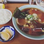 ラーメンのと金 - 期待通りの醤油ラーメン550円
            自家製お新香も旨い