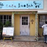 カフェバオバブ - 個性的な看板が目を引きます。