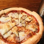 Ogoshiya - 自家製ベーコンのピザ