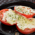 Grilled fresh tomatoes with cheese Margherita style