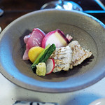 比良山荘 - 鯉の造りと鰻の焼き霜...地元の野菜、人参を添えて