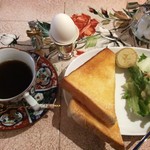 喫茶キツネ雨 - テーブルや食器が綺麗。