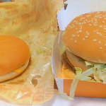 Makudonarudo - 右：メガマック、左：チーズバーガー