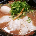 無鉄砲 東京中野店 - とんこつラーメン(半熟味玉つき)