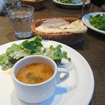 キンボシ パスタ カフェ - セットのスープ・サラダ・フォカッチャ