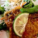 10ZEN - さばのスパイシー揚げ、すだちのスライスがのっています