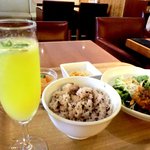 10ZEN - 真珠パウダー入りデトックスモヒート、健康日替わり定食