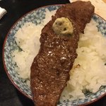 花田流焼肉 炭家 - 焼きあがってからガーリックバターを載せます