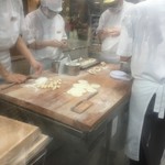 Din Tai Fung - 小龍包作っているところ