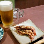 大衆酒場 まるちゃん - 生ビールとお通し、甘エビの焼き物、5匹