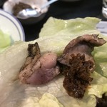 ぢどり屋 - レタスに肉みそ、もも焼き、柚子胡椒