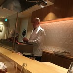 銀座 しのはら - 鰆を藁焼き中