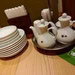 大連餃子基地 ダリアン - 【2018.1.29(月)】テーブルにある調味料