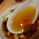 大連餃子基地 ダリアン - 【2018.1.29(月)】五目そば(並盛・120g)1,058円のスープ