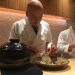 銀座 しのはら - 蟹の身をほぐし中