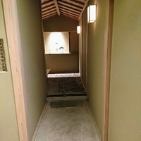 寿司つばさ - 扉を開けると素敵なアプローチです。突き当たり左側が客室です。