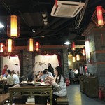 小龍坎老火锅 - 若い人ばかり。キケンですものね。