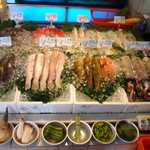 紅翻天生猛海鮮 - 店頭の海鮮と野菜