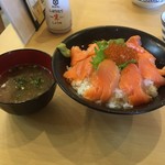 海鮮食堂三幸丸 - 北海親子丼 アオサの味噌汁付き¥1000