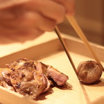 富小路 やま岸 - 鶉塩焼きと栗金団