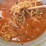 札幌ラーメン ジャンバタ - 麺はもちろん縮れ麺。強めの縮れがスープとよく絡みます。