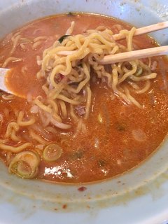 札幌ラーメン ジャンバタ - 麺はもちろん縮れ麺。強めの縮れがスープとよく絡みます。