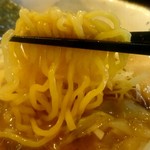 いち井 - 麺は中細ちぢれ麺