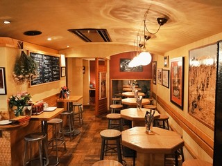 IL LAGO - 奥はハイテーブル、ハイチェアです☆手前はスタンディングです☆