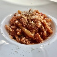 レオーネ・マルチアーノ - ストロッツアプレティ　自家製ソーセージとトマト