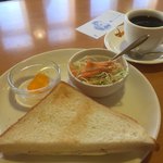 クレイン - 料理写真:ブレンドコーヒー380円と日替わりのトーストサンドのモーニング
