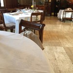 マダム・トキ - 壁にはマホガニーが使われているシックな店内