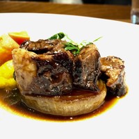 ラ・ファソン 古賀 - ランチ MenuB  3,500円
                メインの、
                大山黒毛和牛内もも肉の赤ワイン煮
                玉葱のカラメリゼと根菜のソテー添え